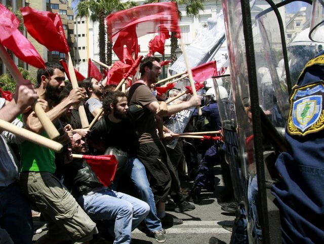 V Athénách čelilo mladým demonstratům na 4000 policistů | Foto: Reuters