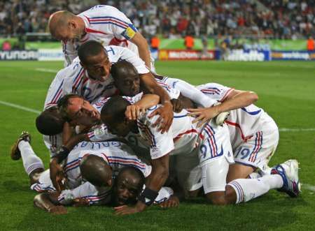 Fotbalisté Francie se radují z vedoucího gólu v zápase se Španělskem. | Foto: Reuters