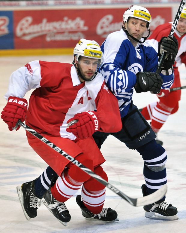 Radek Haman (vlevo) v souboji s Michalem Vondrkou | Foto: hc-slavia.cz