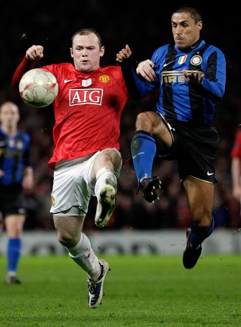 Boj o balon mezi Rooneym a Cordobou | Foto: Reuters