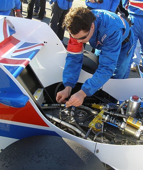 Britové pracují na své formuli A1GP. | Foto: Radek Vičík