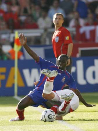 Francouz Claude Makelele (vlevo)v souboji s Ricardo Cabanasem. | Foto: Reuters