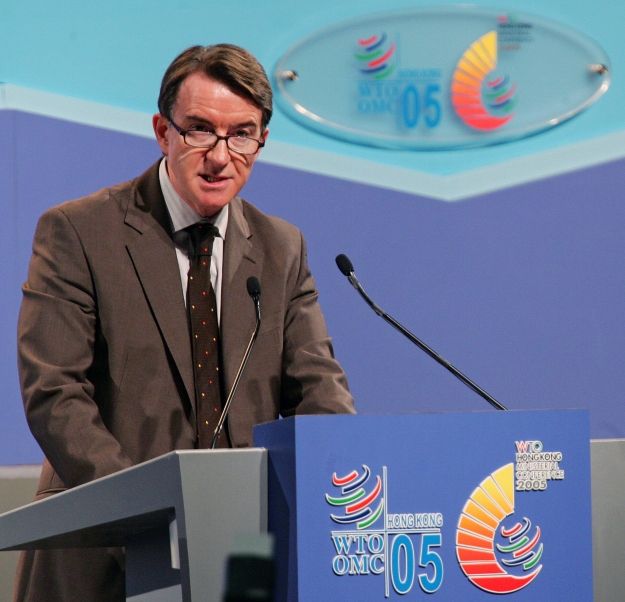 Komisař EU pro obchod Peter Mandelson na zasedání Světové obchodní organizace 14. prosince v Kongkongu | Foto: Reuters/Paul Yeung