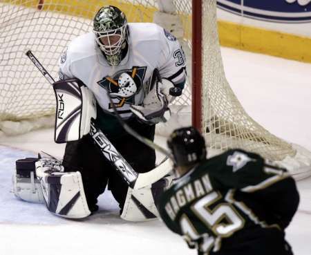 Brankář Anaheimu Jean-Sebastien Giguere chytá střelu hokejisty Dallasu Niklase Hagmana. | Foto: Reuters