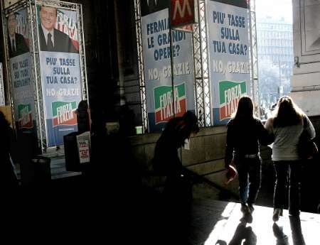 Italská volební kampaň pokračuje. Po pár týdnech mediální kampaně se však mění výsledky a doposud vedoucí levice začíná ztrácet. | Foto: Reuters