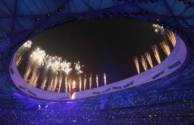 Závěrečný ceremoniál paralympijských her v Pekingu ozdobil efektní ohňostroj. | Foto: Reuters