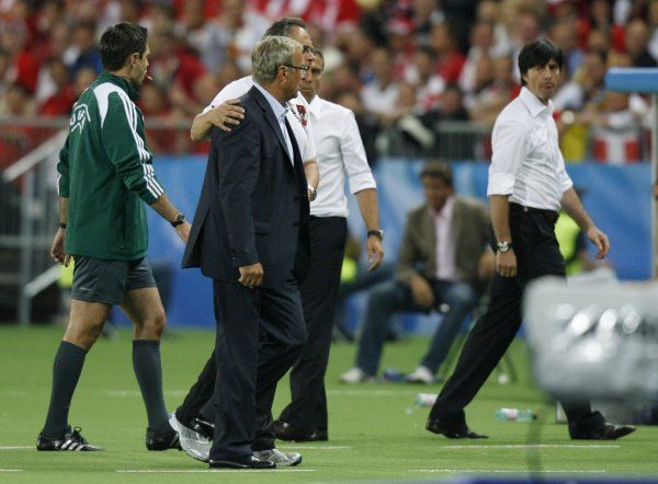 Trenéři odcházejí na tribunu. | Foto: Reuters