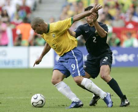 Australan Lucas Neill (v tmavém) se snaží zastavit Brazilce Ronalda. | Foto: Reuters