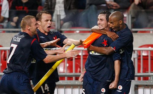 Radost hráčů Slavie z vítězné branky na hřišti Ajaxu Amsterdam. | Foto: Reuters