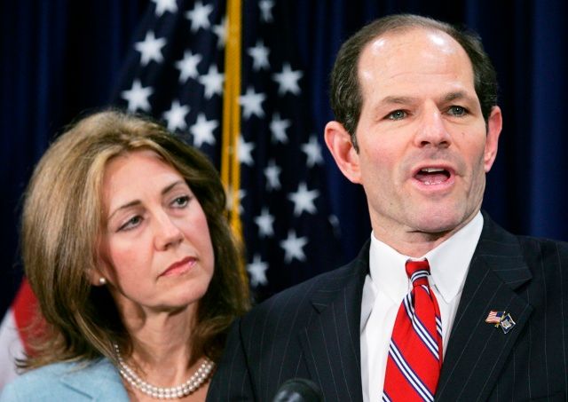 Eliot Spitzer se po boku své ženy omlouvá na tiskové konferenci. | Foto: Reuters