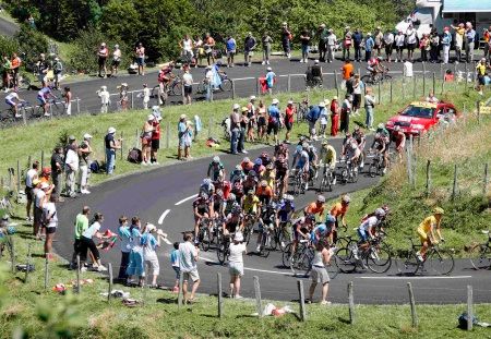 Peloton závodníků během 16. etapy Tour poznamenané stávkou, dopingovým skandálem a bombovým útokem. | Foto: Reuters