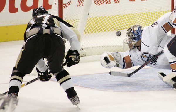 Petr Sýkora dává gól z Pittsburgh Penguins střílí gól edmontonskému brankáři Garonovi. | Foto: Reuters