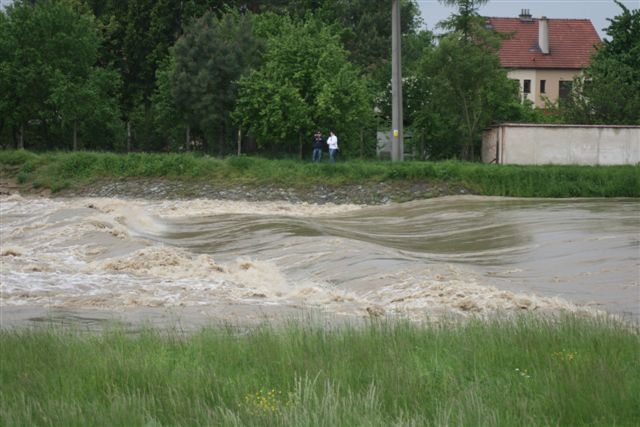 Jinak mírný a klidný jez v Uherském ostrohu nyní vypadá hrozivě, valící vlny lidem na klidu nepřidají. | Foto: Tomáš Fránek