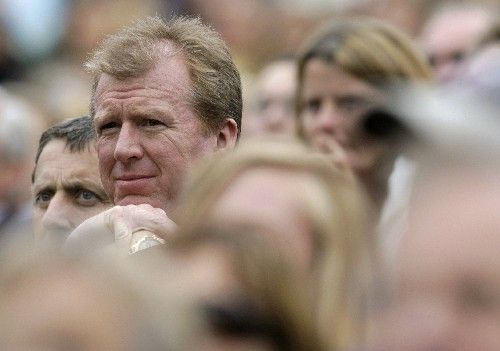 Kouč anglické fotbalové reprezentace Steve McClaren sleduje dění na centrálním kurtu tenisového Wimbledonu. | Foto: Reuters