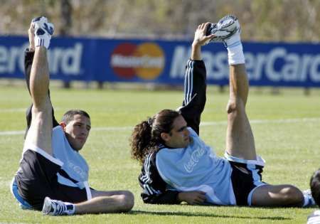 Argentinští fotbalisté Rodriguez a Sorin se připravují na MS v Německu. | Foto: Reuters