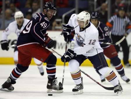 Robert Nilsson z Edmontonu v souboji s Danem Fritschem z Columbusu | Foto: Reuters