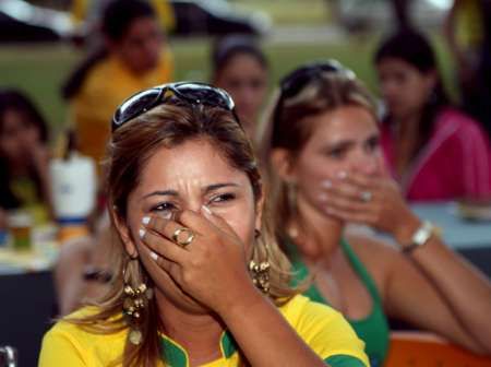 Nešťastná brazilská fanynka poté, co její tým vypadl ve čtvrtfinále MS s Francií. | Foto: Reuters