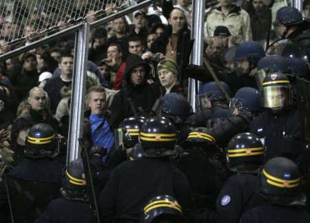 Francouzská policie pacifikuje zdivočelé fanoušky Feyenoord Rotterdamu při zápase v Nancy. | Foto: Reuters