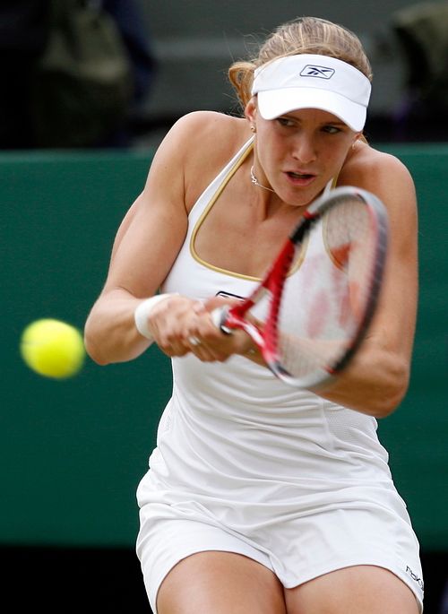 Česká tenistka Nicole Vaidišová při zápase s Anou Ivanovičovou ze Srbska ve čtvtfinále Wimbledonu. | Foto: Reuters