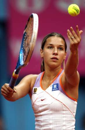 Dominika Cibulková podává proti Nicole Vaidišové ve fedcupovém utkání Slovensko - Česko. | Foto: Reuters