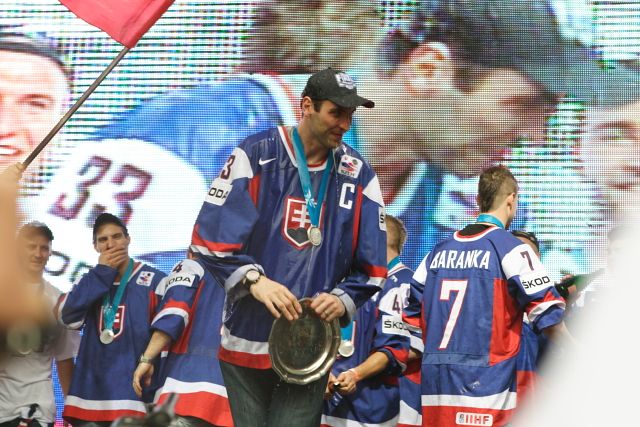 Kapitán Zdeno Chára se stříbrným talířem. Medailový úspěch Slováci věnovali Pavolu Demitrovi, který vloni zahynul v troskách letadla u Jaroslavle. | Foto: Aktuálne.sk