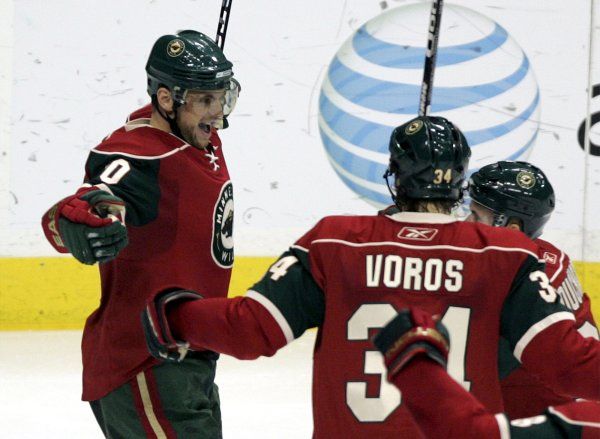 Hattrick! Marián Gáborík (vlevo) slaví svůj třetí gól. Gratulují mu Aaron Voros and Pierre-Marc Bouchard. | Foto: Reuters