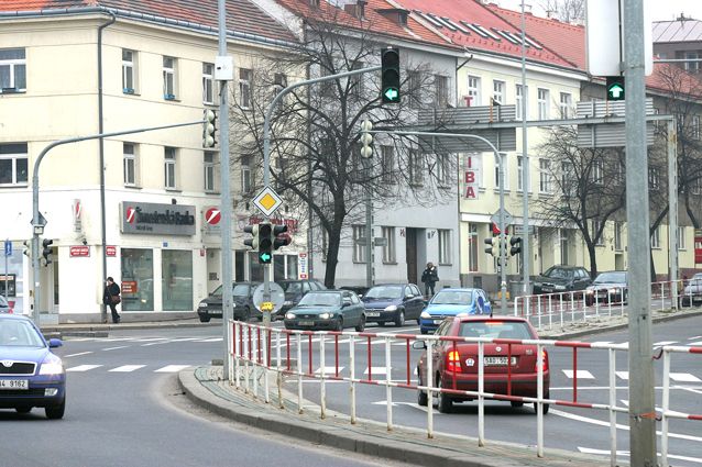 Otáčení na semaforu – Jakkoliv je toto pravidlo na západ od našich hranic běžnou záležitostí, v Česku se na něj zapomnělo. Policie dokonce otáčení pokutuje. Chybu v navigaci může udělat každý, někdy je zase potřeba se otočit kvůli příjezdu do cíle. Na řadě míst ale značení nutí řidiče vše složitě objíždět místo toho, aby se prostě otočili. Tímto jednoduchým pravidlem lze šetřit nejen čas, ale i palivo a emise. | Foto: Aktuálně.cz, Jaroslav Pikous