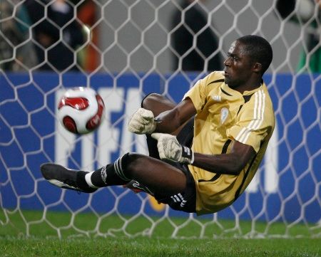 Gólman Nigérie chytá rozhodující penaltu Oladele Ajiboye, africký tým porazil ve finále Španělsko. | Foto: Reuters