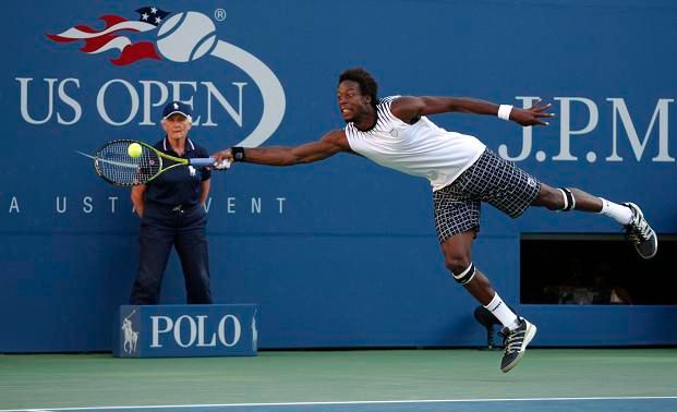 Gael Monfils a další efektní úder | Foto: Reuters