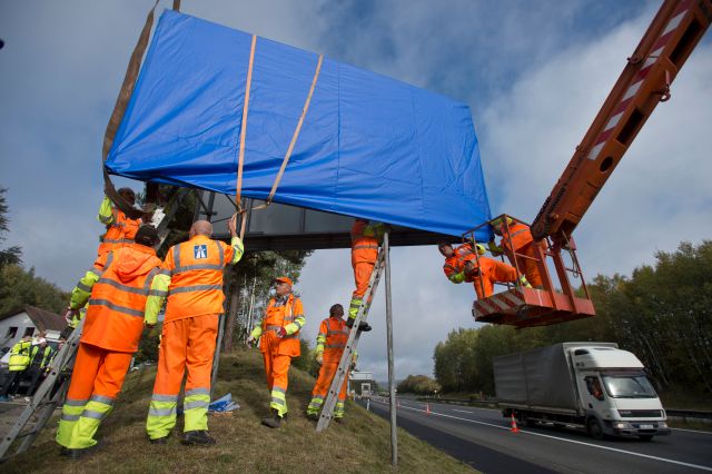 Silničáři odstraňují na dálnicích první nelegální billboardy. | Foto: ČTK