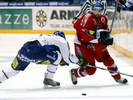 Český hokejista Zbynek Irgl (vpravu) objíždí Fina Jukku Hentunena v úvodním utkání turnaje Karjala ve Finsku. | Foto: Reuters