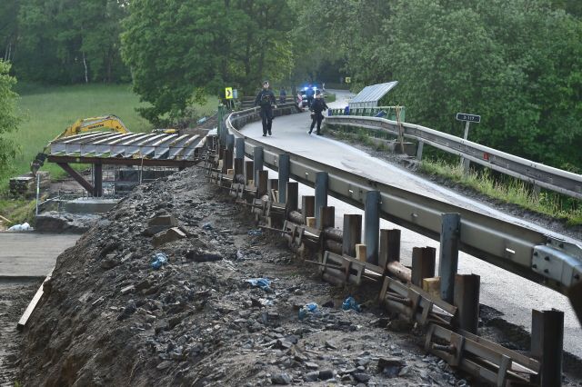 Most, který opravují silničáři se zbortil. | Foto: ČTK