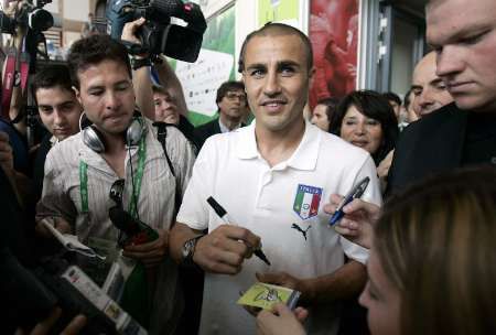 Ital Fabio Cannavaro rozdává autogramy po tiskové konferenci v Duisburgu. | Foto: Reuters