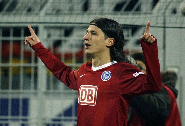 Marko Pantelič z Herthy Berlín se raduje z vyrovnávacího gólu do sítě Borussie Dortmund. | Foto: Reuters