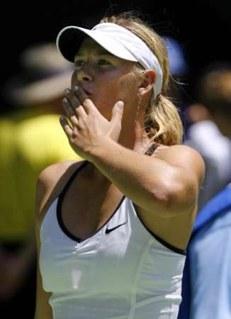 Ruská tenistka Maria Šarapovová posílá vítězný polibek divákům po nečekaně dramatickém zápase prvního kola Australian Open s Camille Pinovou z Francie. | Foto: Reuters