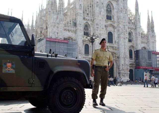 V Římě vojáky u slavných turistických památek neuvidíte, v Miláně však hlídají nejdůležitější gotický chrám v zemi | Foto: Reuters