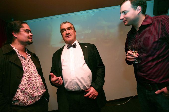 Na volební party Asociace pro mezinárodní otázky do baru Krásný ztráty dorazil i český ministr zahraničí Karel Schwarzenberg | Foto: Simona Dvořáčková, Asociace pro komunikaci ve veřejném prostoru