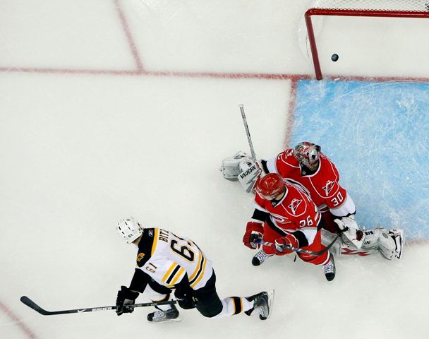 Ve vyřazovací části ovšem překvapivě vypadly hned první dva nasazené celky: San Jose Sharks a Boston Bruins. Tomu nepomohl ani tento pěkný gól proti Carolině. | Foto: Reuters