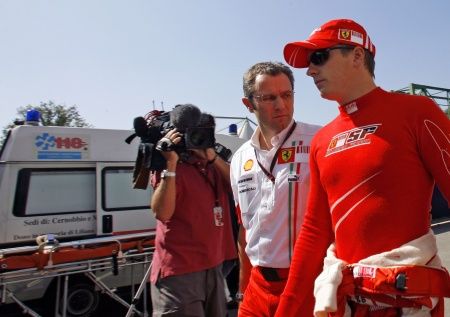 Kimi Räikkönen po těžké havárii v Monze | Foto: Reuters