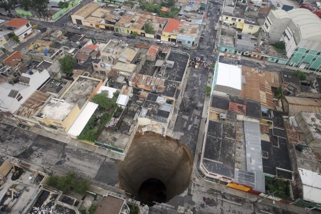 Za tři roky se ve stejném městě vytvořil další gigantický kráter. | Foto: Reuters