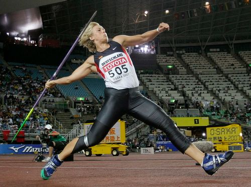 Jeden z pokusí stříbrné Němky Christiny Obergfoellové na MS v Ósace. | Foto: Reuters