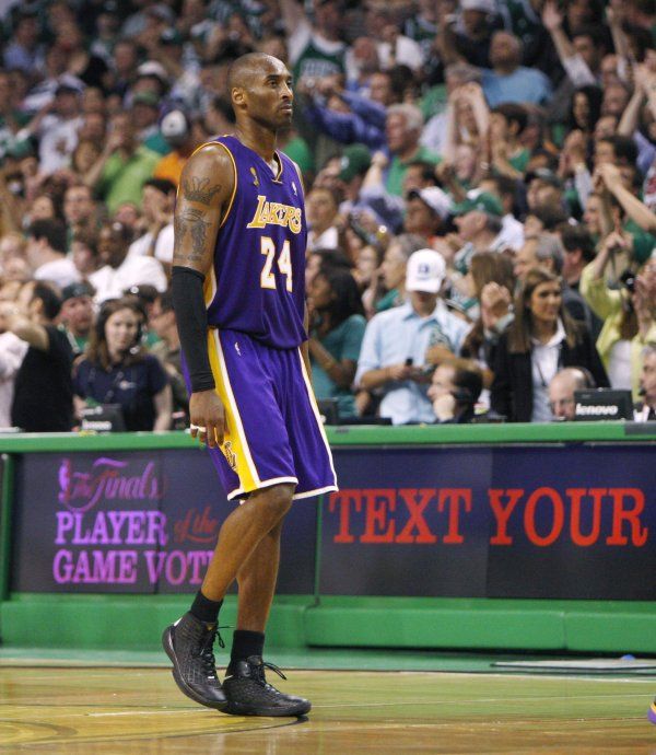 Kobe Bryant, zklamaný kapitán Los Angeles Lakers. | Foto: Reuters