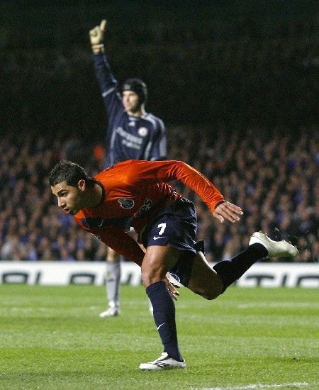 Ricardo Quaresma z FC Porto (vpředu) slaví gól v odvetě osmifinále Ligy mistrů proti Chelsea. Vzadu reklamuje ofsajd český brankář londýnského klubu Petr Čech. | Foto: Reuters