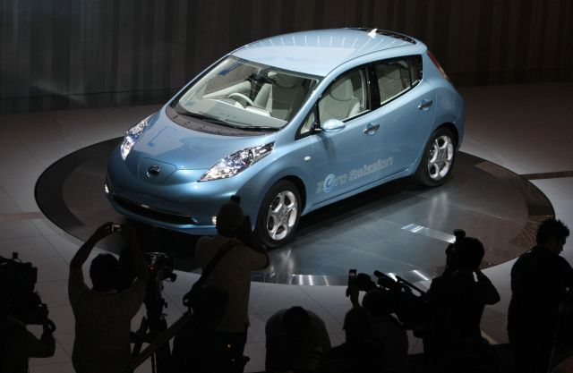 Japonská automobilka Nissan představila světu svůj model elektromobilu. Nový vůz pojmenovaný Leaf má být k dostání v Japonsku, Spojených státech a Evropě už příští rok. "Je to první široce dostupný automobil s nulovými emisemi," uvádí se v oficiálním prohlášení automobilky. | Foto: Reuters