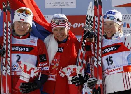 Medailistky závodu MS ve skiatlonu žen. Zleva stříbrná česká závodnice Kateřina Neumannová, zlatá Olga Zavjalovová z Ruska a bronzová Norka Kristin Steiraová. | Foto: Reuters