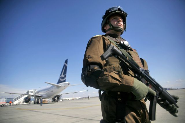 Příslušník speciálních sil na bukurešťském letišti Otopeni. | Foto: Reuters