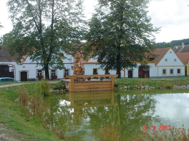 Na seznamu UNESCO je díky zachovalému vesnickému baroku také jihočeská obec Holašovice. | Foto: Simona Holecová