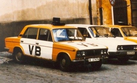 Lada VAZ 2106. Žluto-bílé provedení vozidel Veřejné bezpečnosti se používalo do roku 1991. Lady měly čtyř nebo pětistupňovou převodovku, maximální rychlost 154 km/h a zry | Foto: Wikimedia