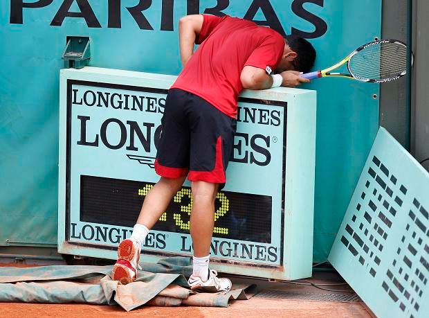 Nicolas Almagro nehledá míček, je pouze naštvaný ze své chyby | Foto: Reuters