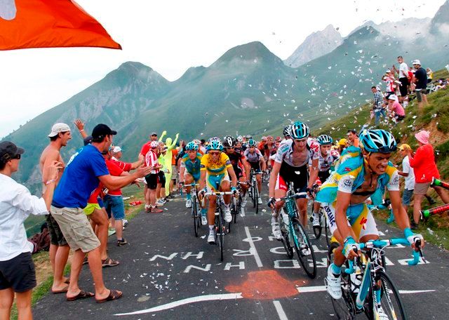 Peloton v Pyrenejích. | Foto: Reuters